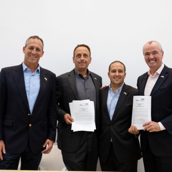 New Jersey Governor and Chamber Chairman sign a CSR MOU